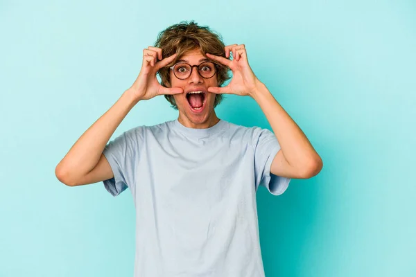 Jeune Homme Caucasien Avec Maquillage Isolé Sur Fond Bleu Gardant — Photo