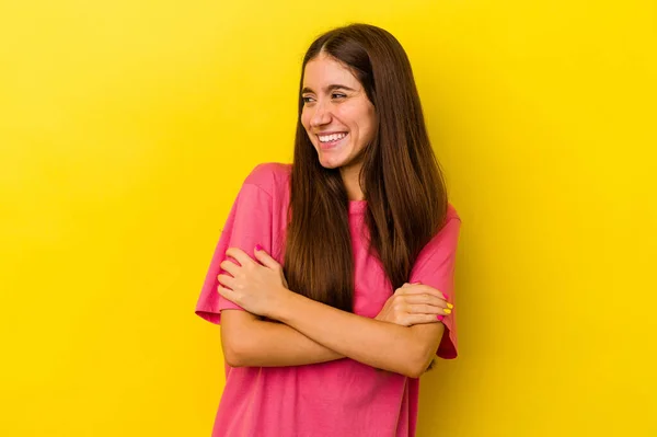 Giovane Donna Caucasica Isolata Sfondo Giallo Sorridente Fiducioso Con Braccia — Foto Stock