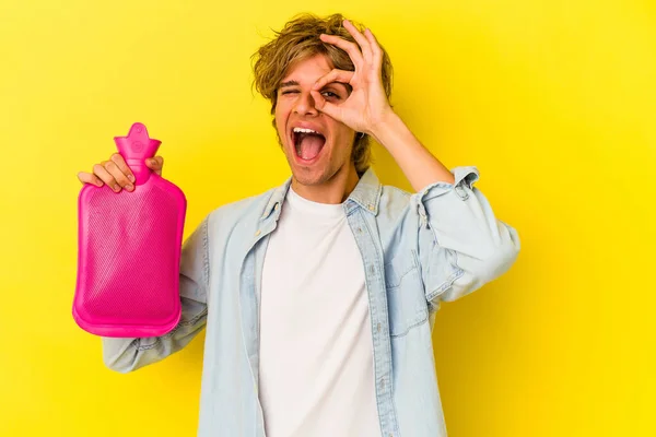 Ung Kaukasisk Man Med Makeup Håller Varm Påse Vatten Isolerad — Stockfoto