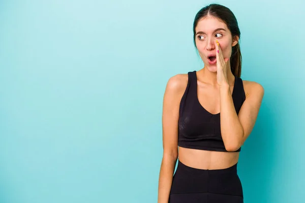 Giovane Donna Caucasica Sportiva Isolata Sfondo Blu Sta Dicendo Una — Foto Stock