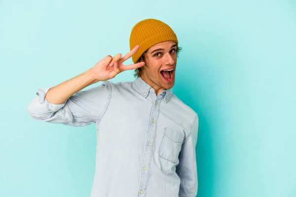 Joven Hombre Caucásico Con Maquillaje Aislado Sobre Fondo Azul Bailando — Foto de Stock