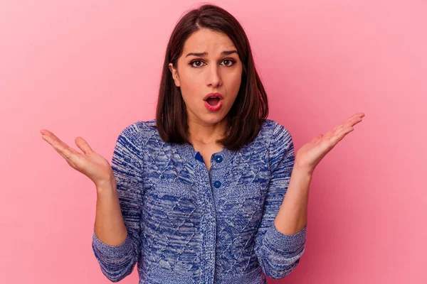 Mujer Joven Caucásica Aislada Sobre Fondo Rosa Sorprendida Conmocionada — Foto de Stock