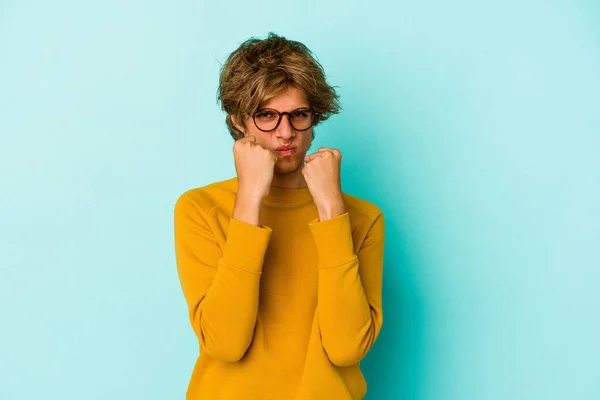 Young Caucasian Man Make Isolated Blue Background Throwing Punch Anger — Stock Photo, Image