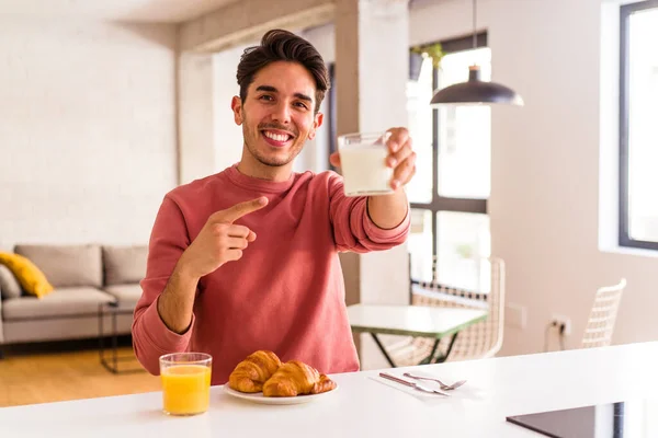 Hombre Joven Raza Mixta Comiendo Croissant Una Cocina Mañana — Foto de Stock