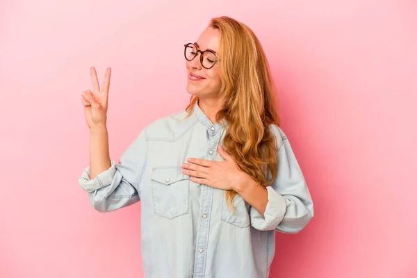 Mujer Rubia Caucásica Aislada Sobre Fondo Rosa Haciendo Juramento Poniendo — Foto de Stock