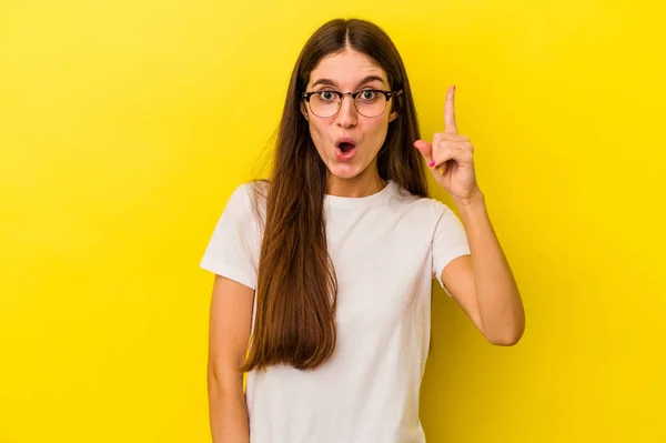 Mulher Caucasiana Jovem Isolado Fundo Amarelo Com Uma Ideia Conceito — Fotografia de Stock