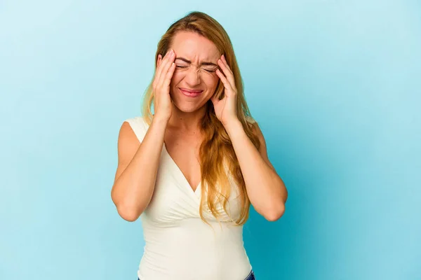 Blanke Vrouw Geïsoleerd Blauwe Achtergrond Met Een Hoofdpijn Aanraken Van — Stockfoto