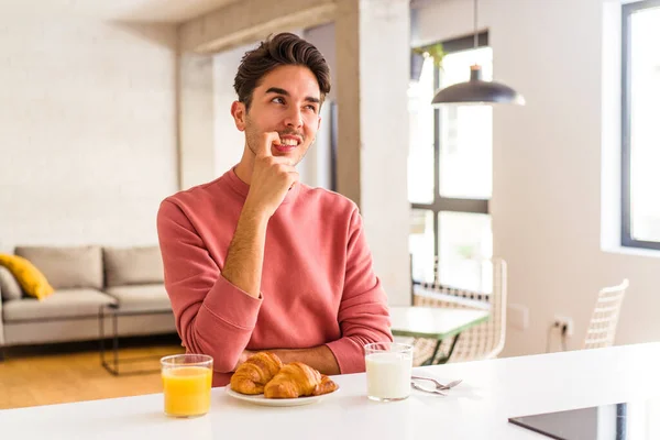 Joven Hombre Raza Mixta Desayunando Una Cocina Por Mañana Relajado — Foto de Stock