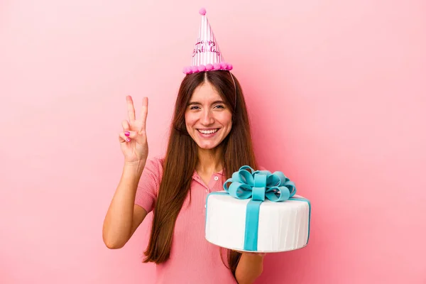 Jovem Caucasiana Celebrando Aniversário Isolado Fundo Rosa Mostrando Número Dois — Fotografia de Stock