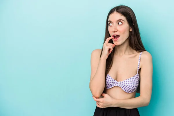 Giovane Donna Caucasica Indossa Bikini Isolato Sfondo Blu Rilassato Pensando — Foto Stock