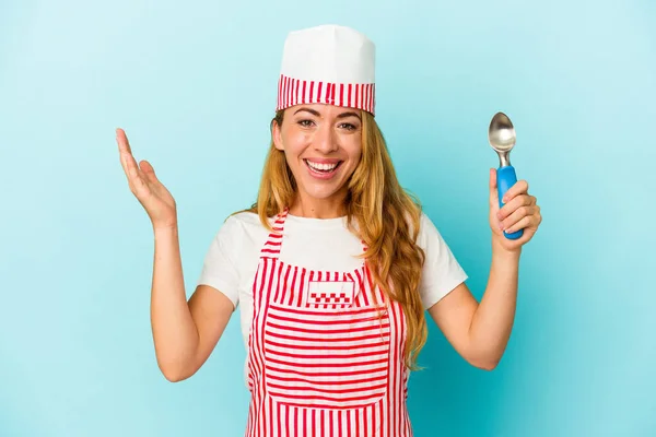 Mulher Branca Sorveteria Segurando Uma Colher Sorvete Isolada Fundo Azul — Fotografia de Stock