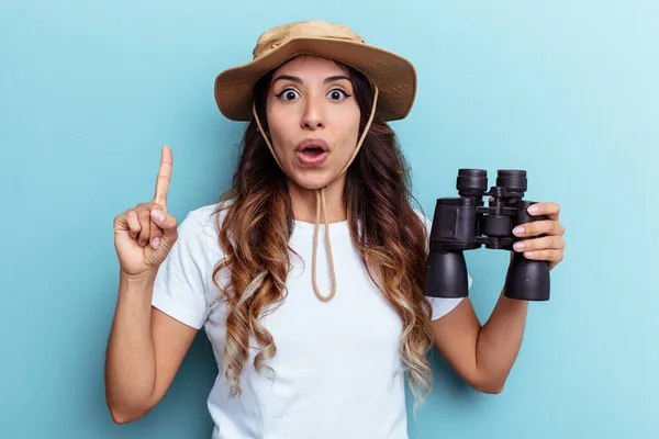 Junge Mexikanische Frau Mit Fernglas Isoliert Auf Blauem Hintergrund Mit — Stockfoto