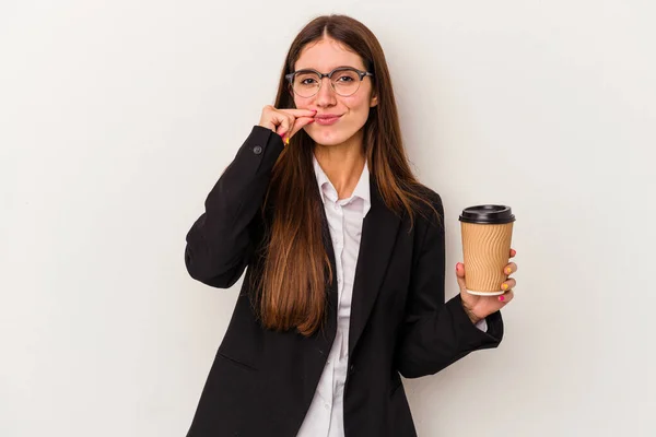 Νεαρή Καυκάσια Επιχειρηματίας Που Κρατάει Καφέ Πακέτο Απομονωμένη Λευκό Φόντο — Φωτογραφία Αρχείου