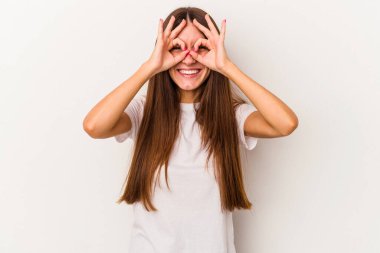 Beyaz arka planda izole edilmiş beyaz bir kadın heyecanlı..