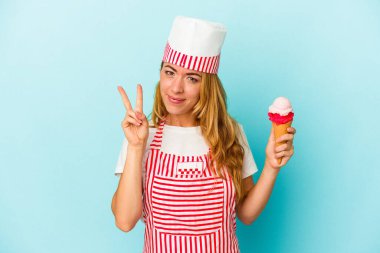 Kafkasyalı dondurma üreticisi elinde dondurma tutan kadın mavi arka planda iki numarayı parmaklarıyla gösteriyor..