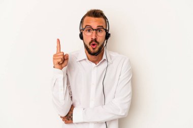 Beyaz arka planda izole edilmiş dövmeleri olan beyaz pazarlamacı genç adamın harika bir fikri var, yaratıcılık kavramı..