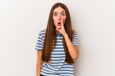 Beyaz arka planda izole edilmiş genç beyaz kadın gizli sıcak fren haberini veriyor ve yana bakıyor.