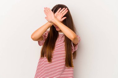 Beyaz arka planda izole genç beyaz kadın iki kolu çapraz tutuyor, inkar kavramı.