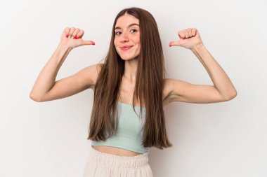 Beyaz arka planda izole genç beyaz kadın gururlu ve kendinden emin hissediyor, örnek olarak..