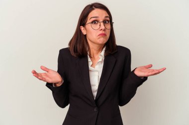 Beyaz arka planda izole edilmiş genç bir iş kadını omuzlarını silker ve gözleri açık kalır..