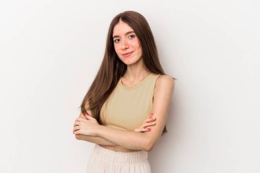 Beyaz arka planda izole edilmiş genç beyaz kadın şüpheli, belirsiz, seni muayene ediyor..