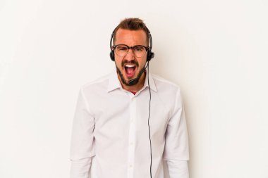 Beyaz arka planda izole edilmiş dövmeleri olan beyaz pazarlamacı çok sinirli ve agresif çığlıklar atıyor..