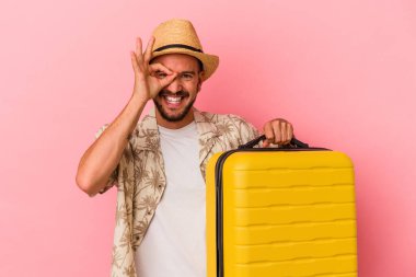 Dövmeli genç beyaz adam seyahat edecek. Pembe arka planda tek başına. Heyecanlı..