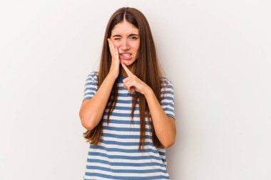 Beyaz arka planda izole genç beyaz kadın güçlü bir diş ağrısı, azıdişi ağrısı var..