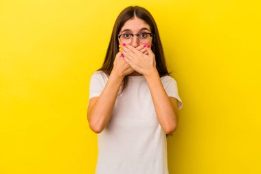 Sarı arka planda izole edilmiş genç beyaz kadın elleri ve elleri endişeli görünüyor..