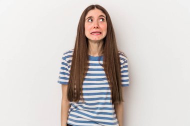 Beyaz arka planda izole edilmiş genç beyaz kadın çok kızgın, öfkeli, hayal kırıklığına uğramış.