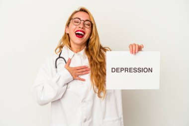 Beyaz arka planda izole edilmiş depresyon levhası tutan beyaz doktor kadın kahkahalar atıyor..