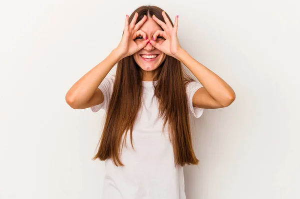 Jovem Mulher Caucasiana Isolado Fundo Branco Animado Mantendo Gesto Olho — Fotografia de Stock