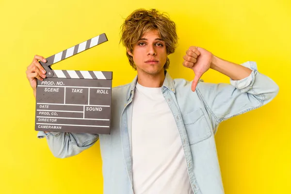 Ung Kaukasisk Man Med Makeup Håller Clapperboard Isolerad Gul Bakgrund — Stockfoto