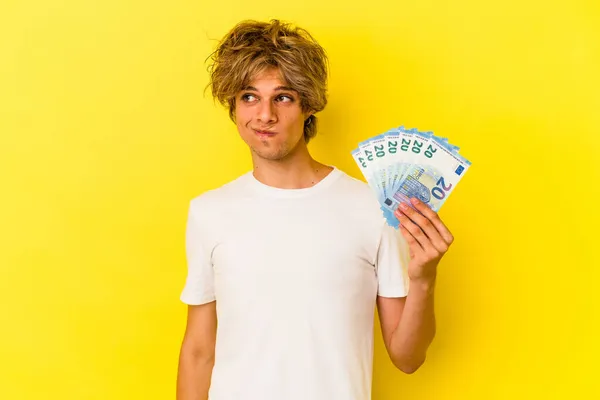 Junger Kaukasischer Mann Mit Schminke Und Geldscheinen Auf Gelbem Hintergrund — Stockfoto