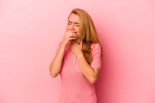 Pembe Arka Planda Izole Edilmiş Beyaz Sarışın Kadın Virüs Enfeksiyon — Stok fotoğraf