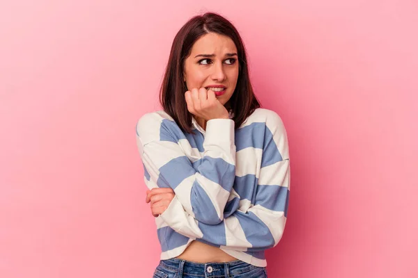 Jonge Blanke Vrouw Geïsoleerd Roze Achtergrond Bijten Nagels Nerveus Zeer — Stockfoto