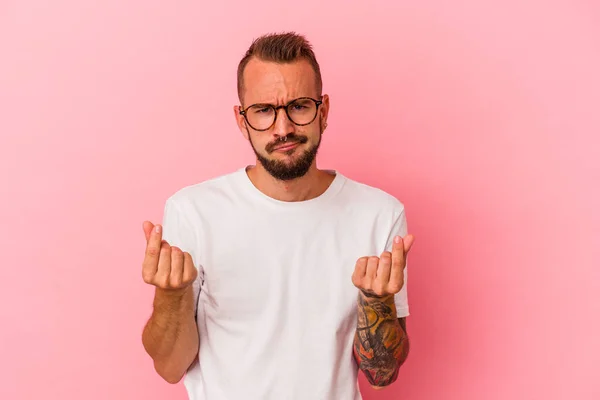 Mladý Běloch Tetováním Izolované Růžovém Pozadí Ukazuje Nemá Žádné Peníze — Stock fotografie