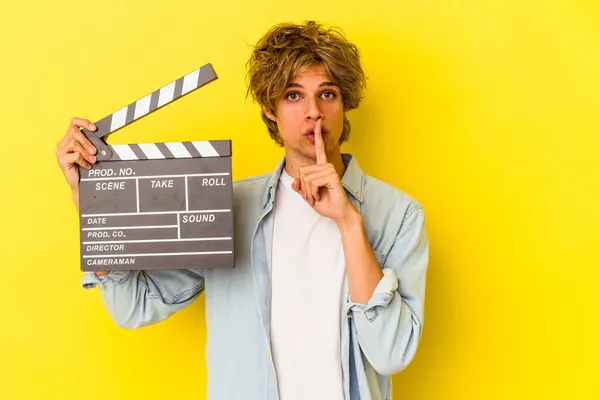 Mladý Běloch Make Držení Clapperboard Izolované Žlutém Pozadí Udržet Tajemství — Stock fotografie