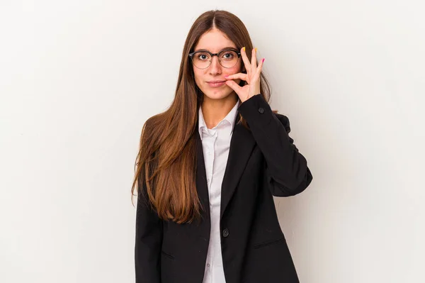 Νεαρή Καυκάσια Επιχειρηματίας Απομονωμένη Λευκό Φόντο Δάχτυλα Στα Χείλη Κρατώντας — Φωτογραφία Αρχείου