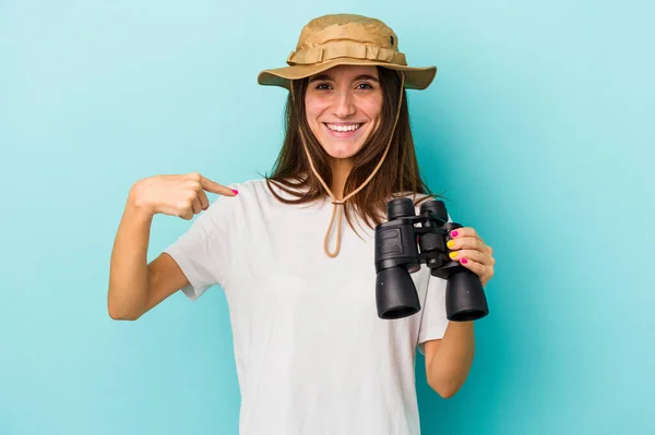 Junge Kaukasische Forscherin Frau Mit Fernglas Isoliert Auf Blauem Hintergrund — Stockfoto