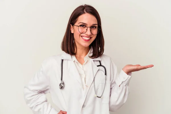 Giovane Medico Donna Caucasica Isolato Sfondo Bianco Mostrando Uno Spazio — Foto Stock