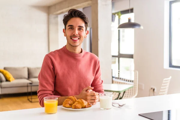 Joven Hombre Raza Mixta Desayunando Una Cocina Mañana Feliz Sonriente — Foto de Stock