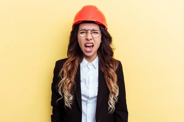 Junge Architektin Gemischte Rasse Frau Isoliert Auf Gelbem Hintergrund Schreit — Stockfoto
