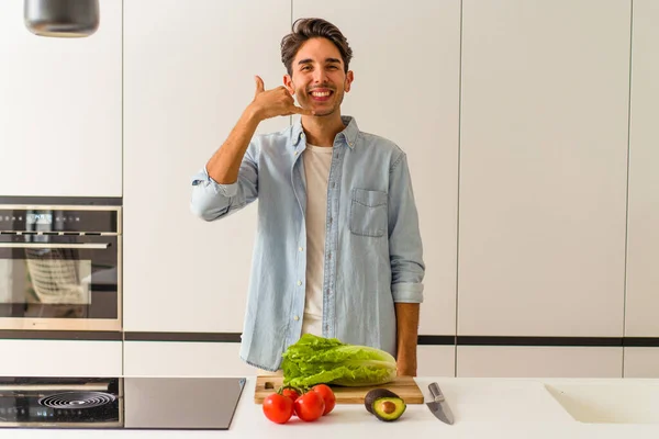 Genç Melez Yarışçı Öğle Yemeği Için Salata Hazırlıyor Cep Telefonu — Stok fotoğraf