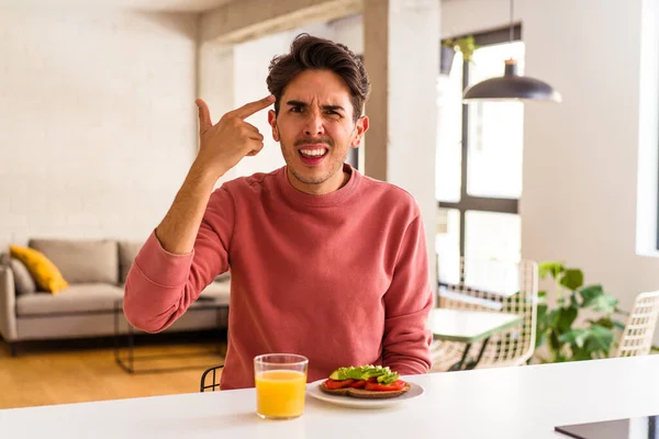 Joven Mestizo Desayunando Cocina Mostrando Gesto Decepción Con Dedo Índice — Foto de Stock