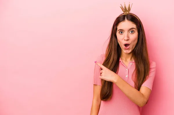 Young Caucasian Woman Wearing Crown Isolated Pink Background Pointing Side — Stock Photo, Image