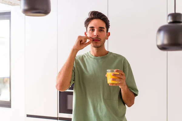 Joven Hombre Raza Mixta Bebiendo Jugo Naranja Cocina Con Los — Foto de Stock