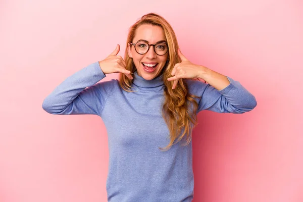 Donna Bionda Caucasica Isolata Sfondo Rosa Che Mostra Gesto Chiamata — Foto Stock