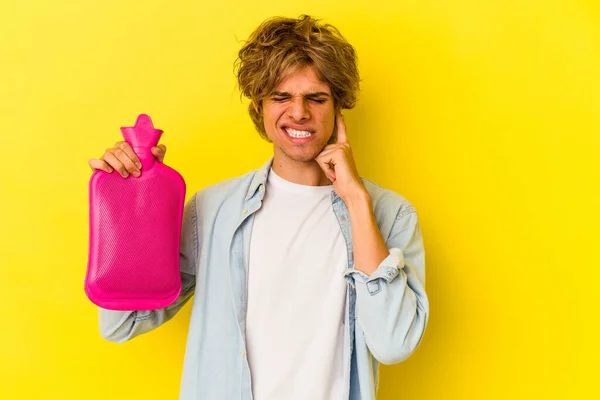 Ung Kaukasisk Man Med Makeup Håller Varm Påse Vatten Isolerad — Stockfoto