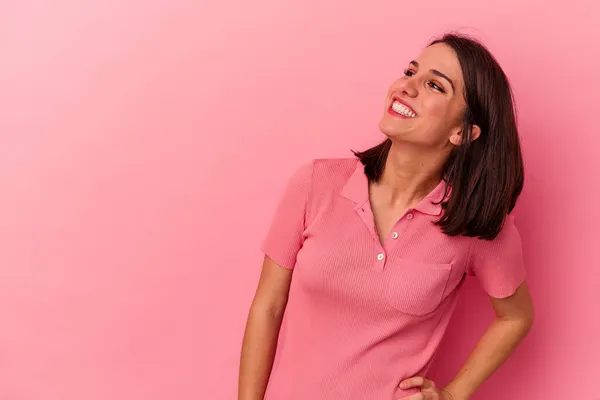 年轻的高加索女人在粉红的背景上孤立无援 开怀大笑 脖子伸展着露出牙齿 — 图库照片